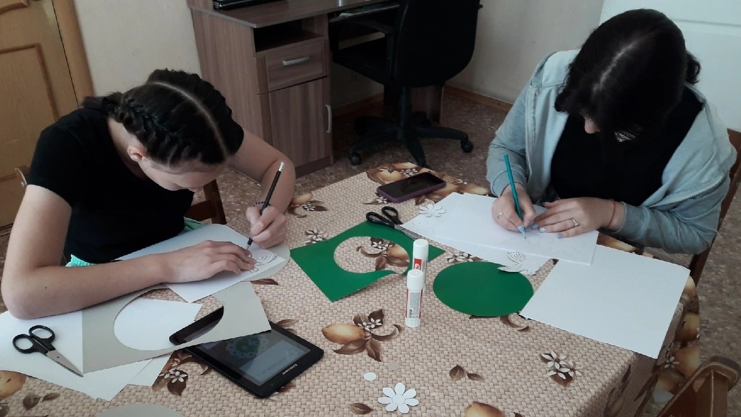 Воспитанники изготавливали сувениры ко Дню семьи, любви и верности