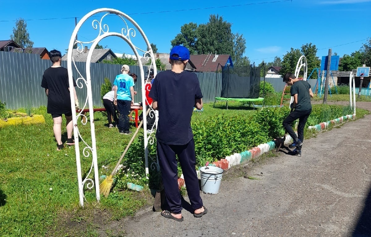 Воспитанники с большим желанием работают в составе трудовой бригады