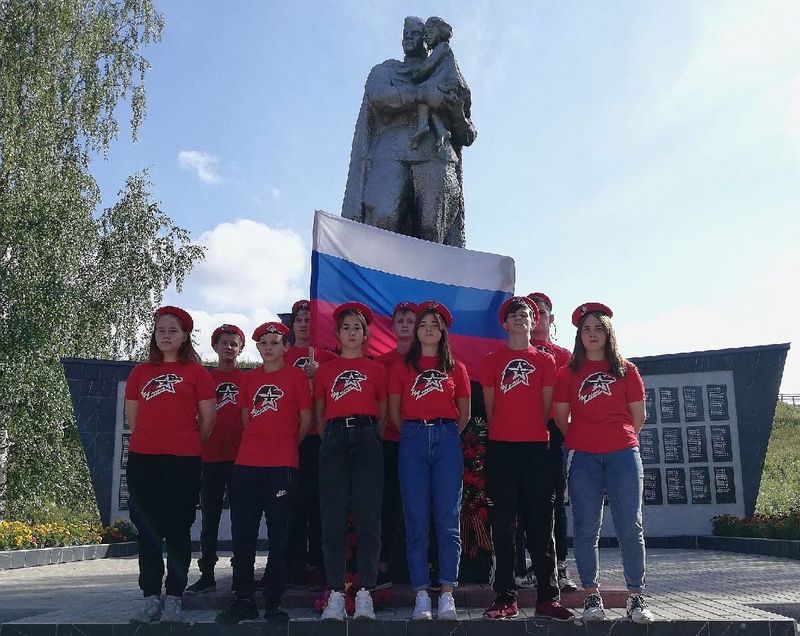 Воспитанники посетили торжественную церемонию и возложили цветы к мемориалу