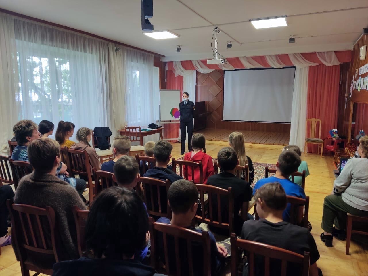Для воспитанников сотрудники полиции провели беседу по профилактике распространения наркомании среди несовершеннолетних