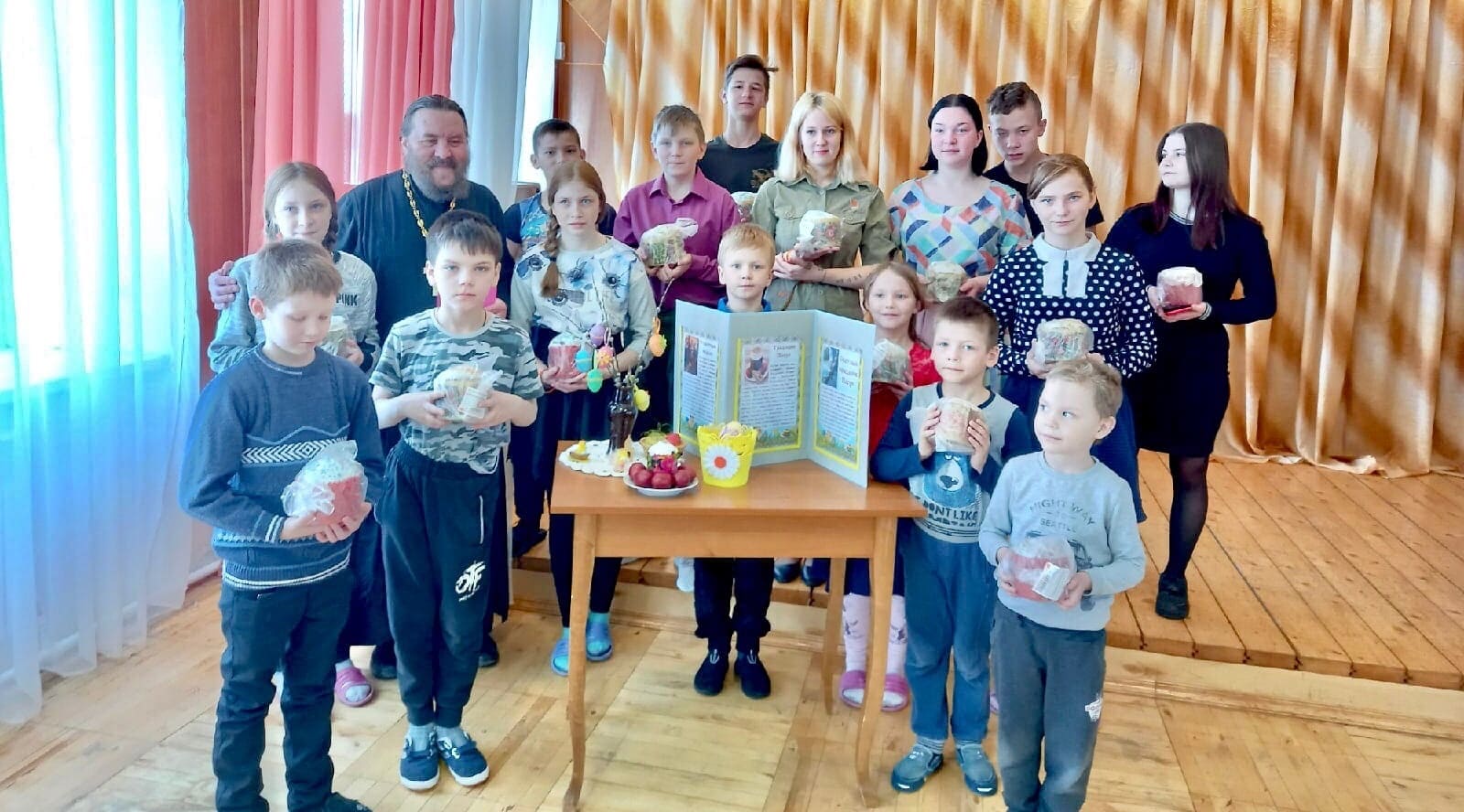В праздник Пасхи – «Светлое Христово Воскресенье» в гостях у ребят побывал наш друг и наставник отец Александр.