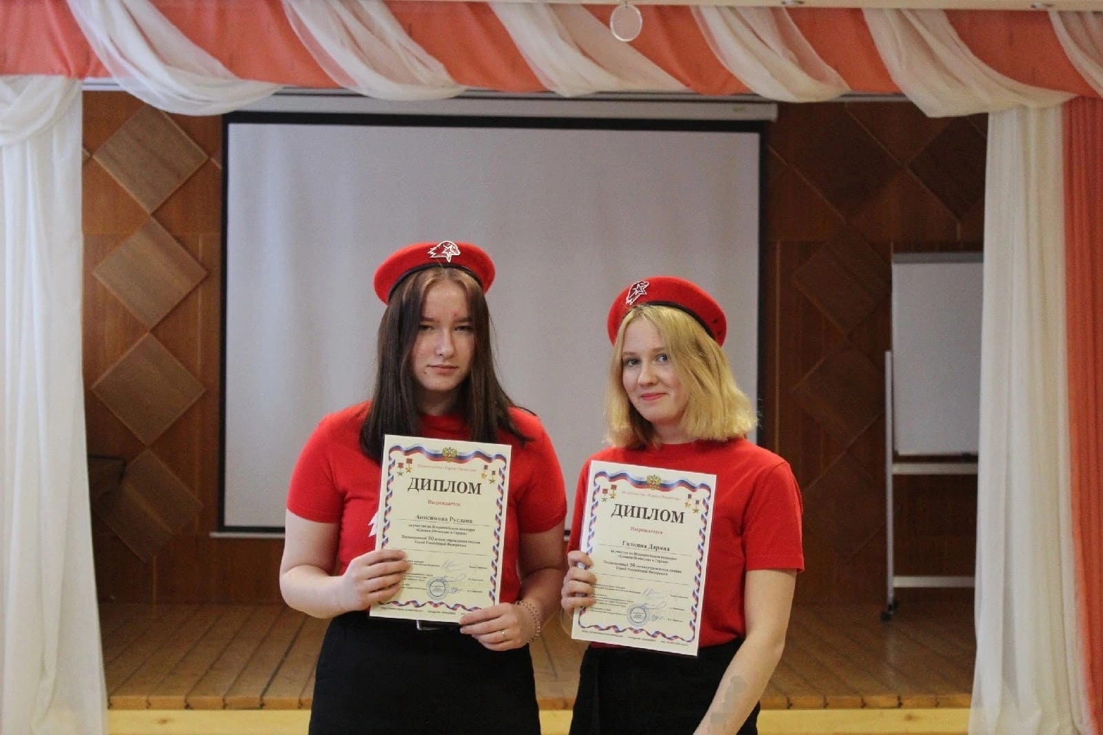 Юнармейцы отряда "Патриот" принимали участие во Всероссийском конкурсе "Славим Отечество и Героев"